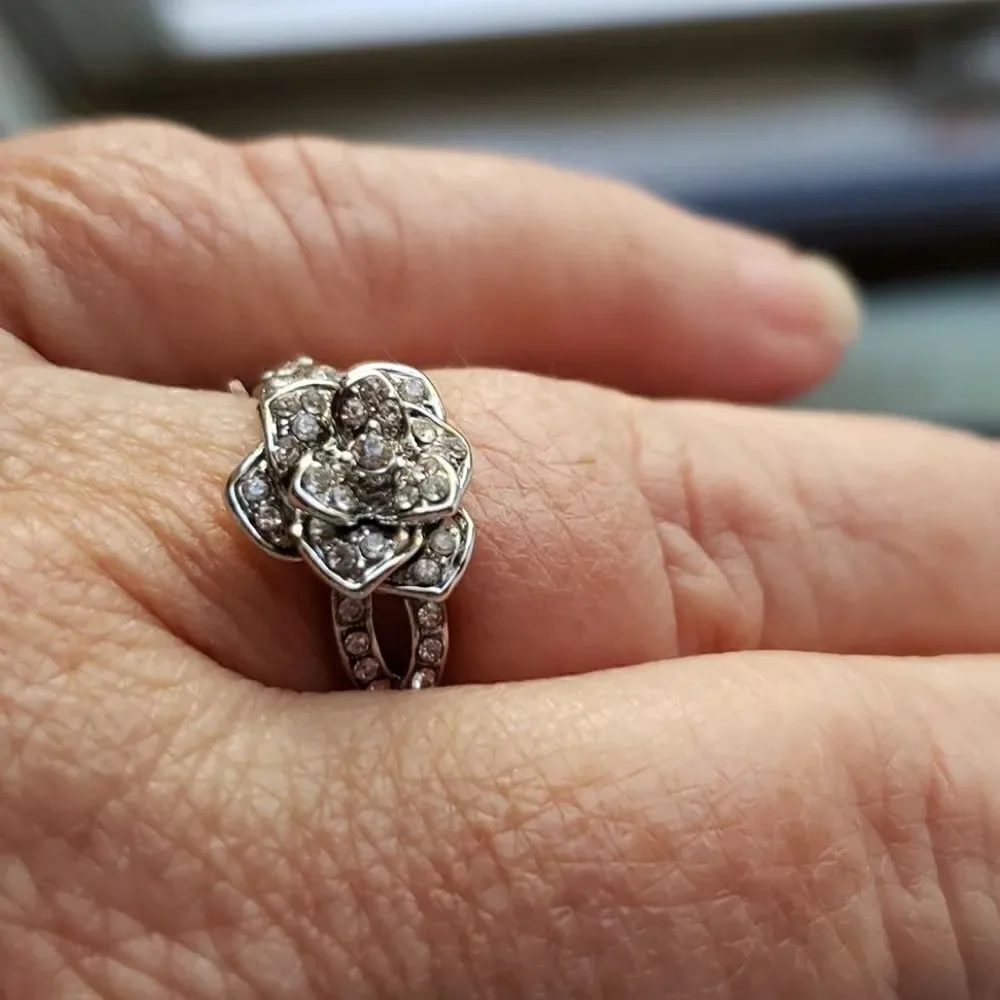 Gorgeous CZ Flower Ring- Sparkly & Stunning! Sz 7